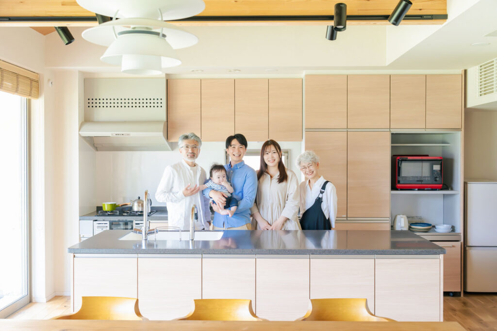 笑顔で赤ちゃんを囲む三世代家族